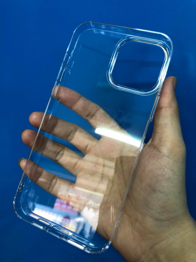 Ốp Lưng iPhone 13 Pro Max Cứng Trong Suốt Hiệu Memumi phủ nano chống xước, chất liệu cứng cáp, không ố vàng hay xỉn màu khi sử dụng.
